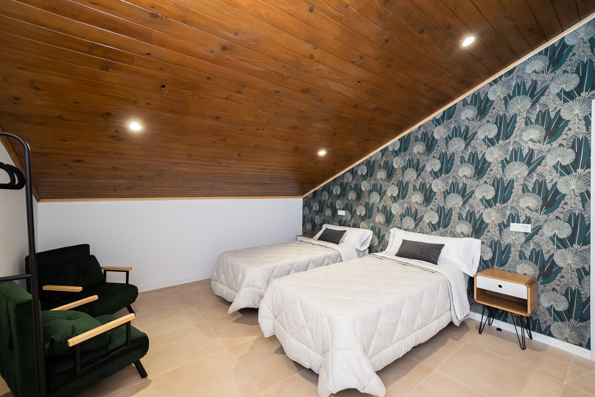 Habitación de Villa Amaroo con camas individuales y techo de madera