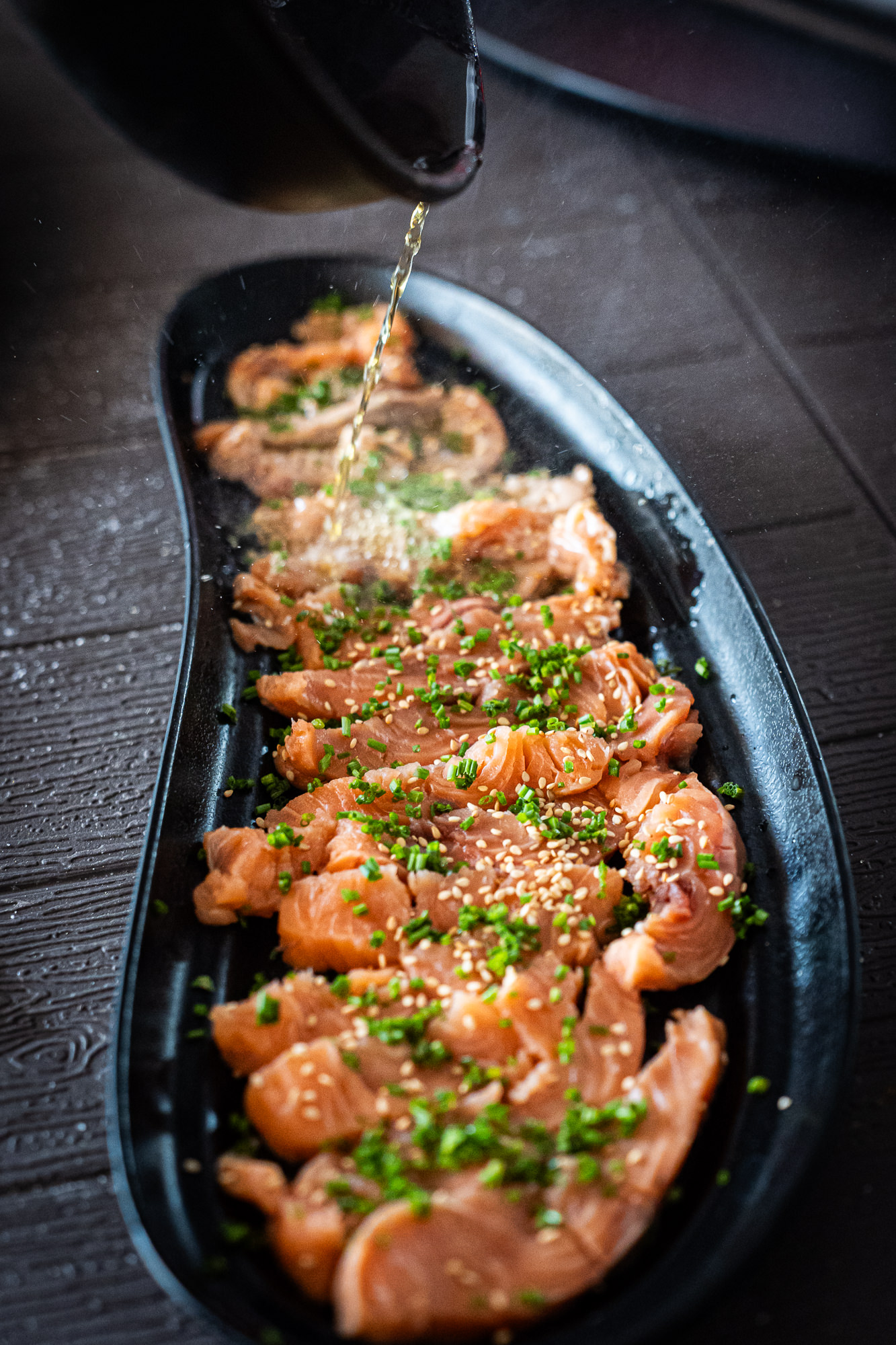 Preparación de sashimi de salmón en la cocina de la villa