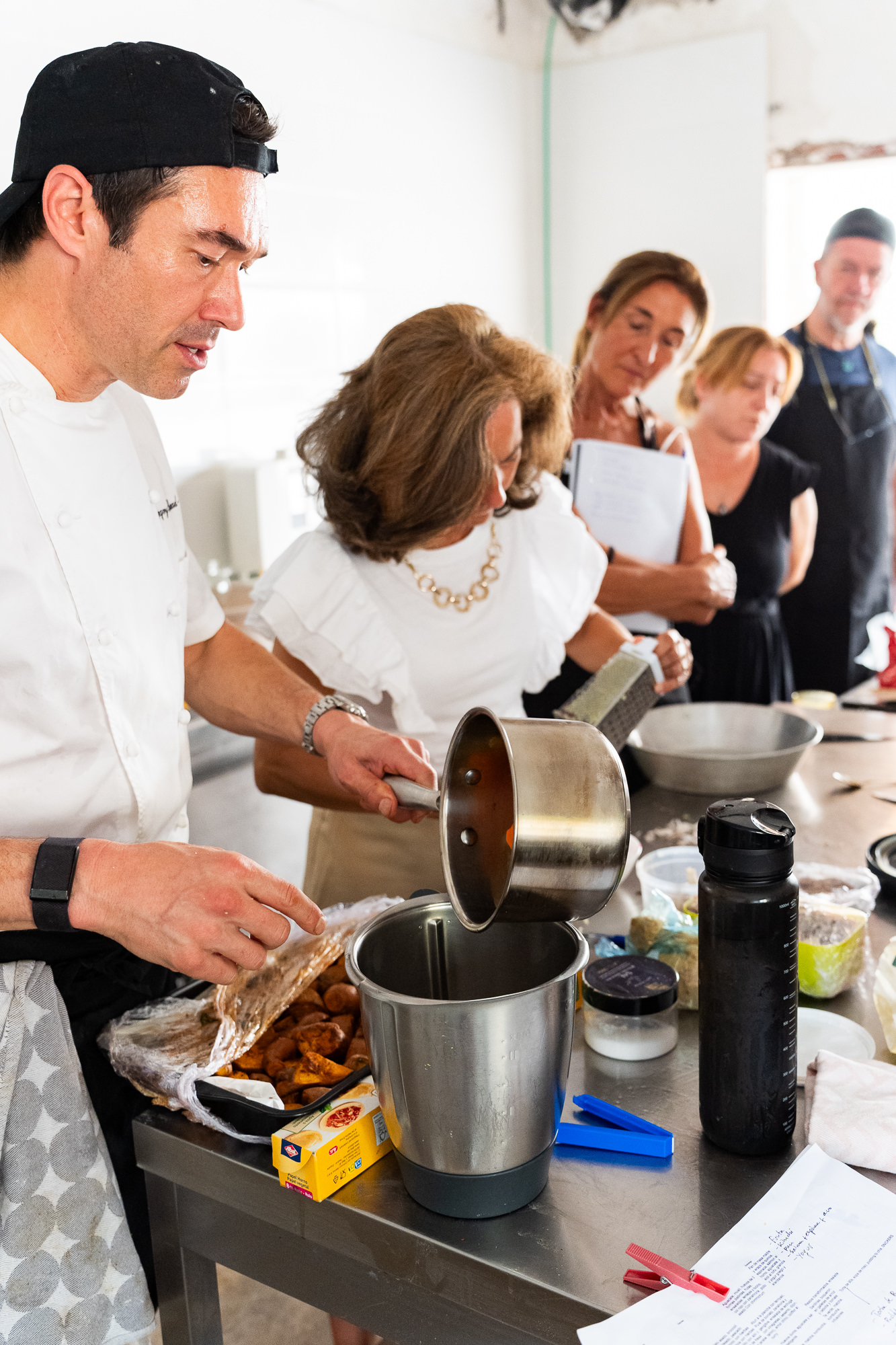 Demostración práctica de cocina durante un taller del retiro
