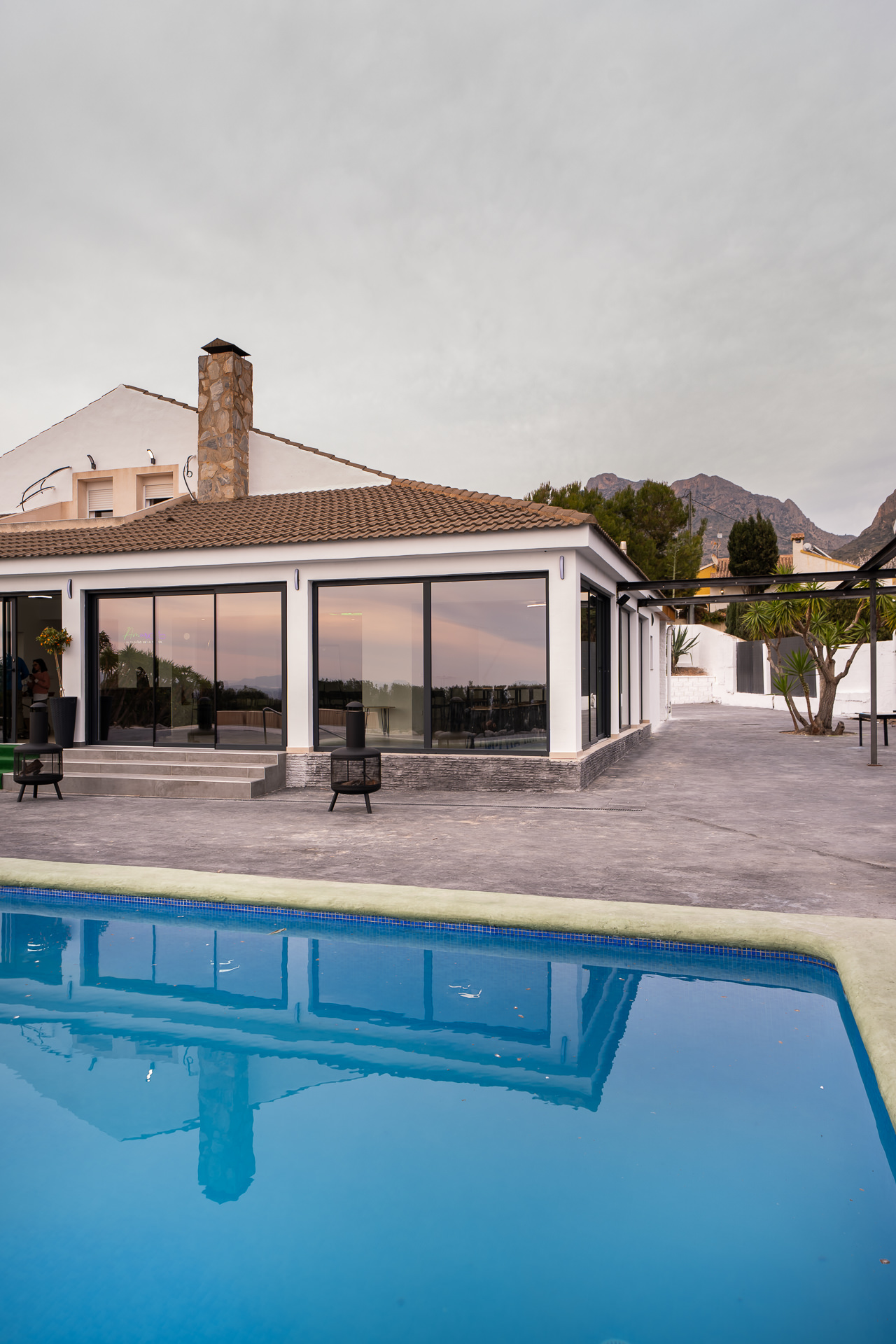 Exterior de Villa Amaroo con la piscina y la casa entre la naturaleza de Busot, Alicante
