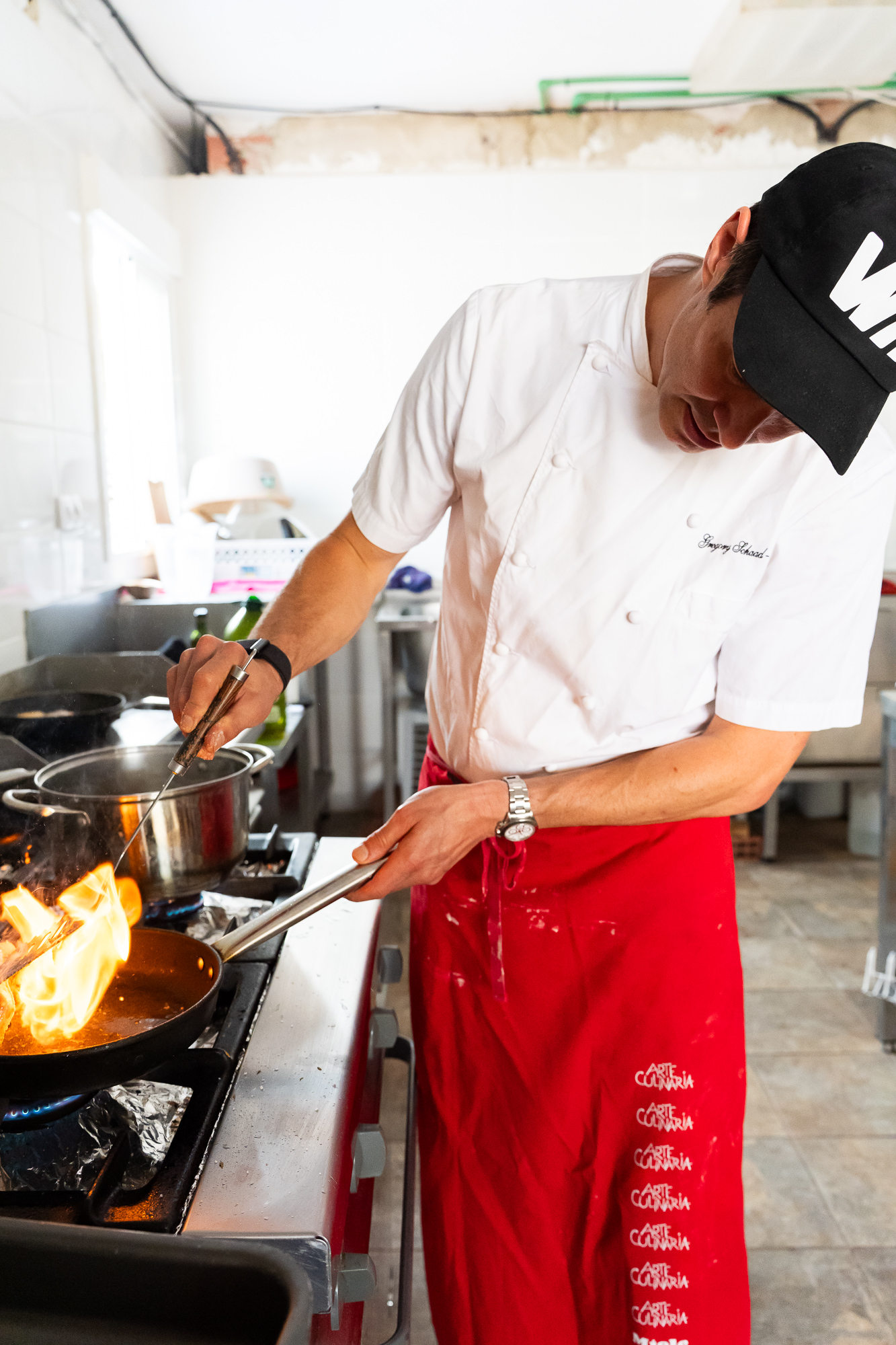 Gregory cocinando con fuego vivo en la cocina