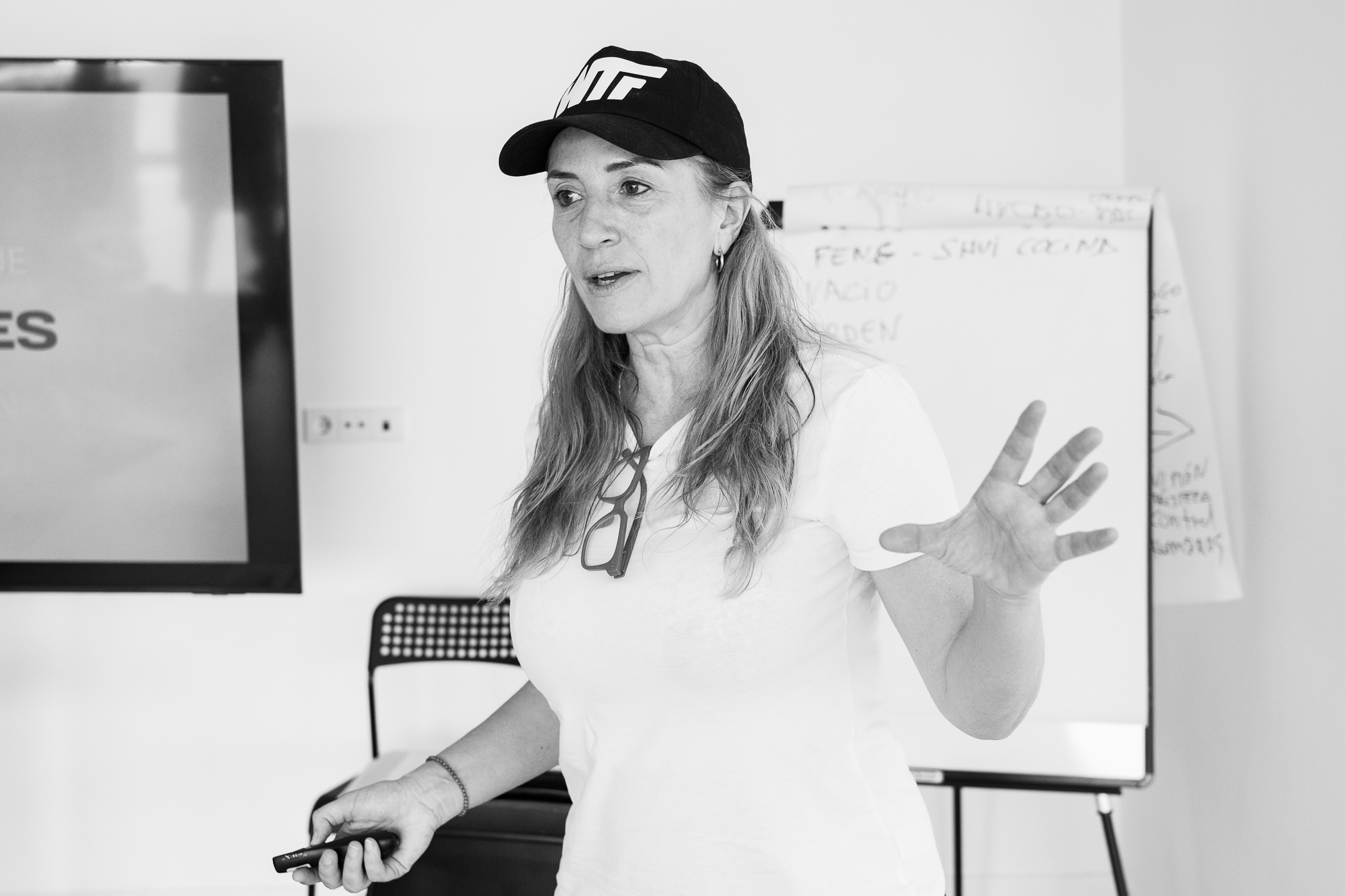Lourdes Simó acompañando y hablando con el grupo durante una sesión
