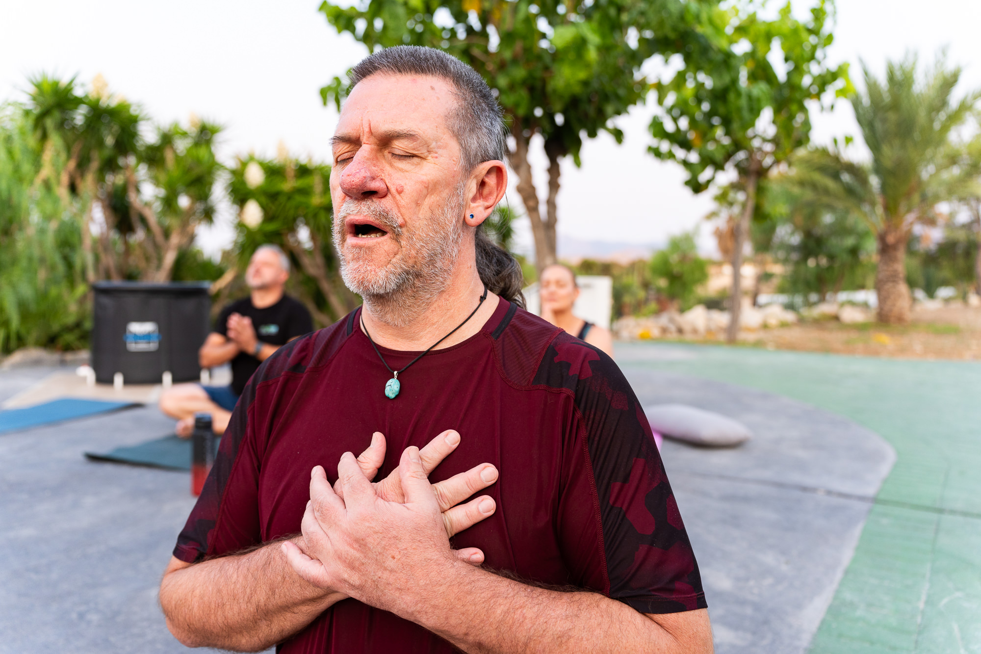 Edu con las manos sobre el pecho durante una sesión de respiración al aire libre