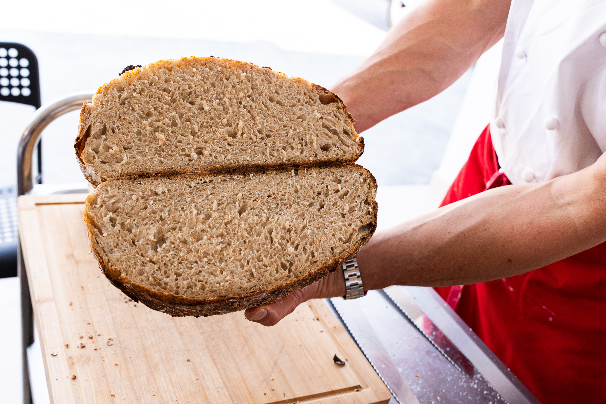 Hogaza de pan de masa madre recién horneada, partida por la mitad