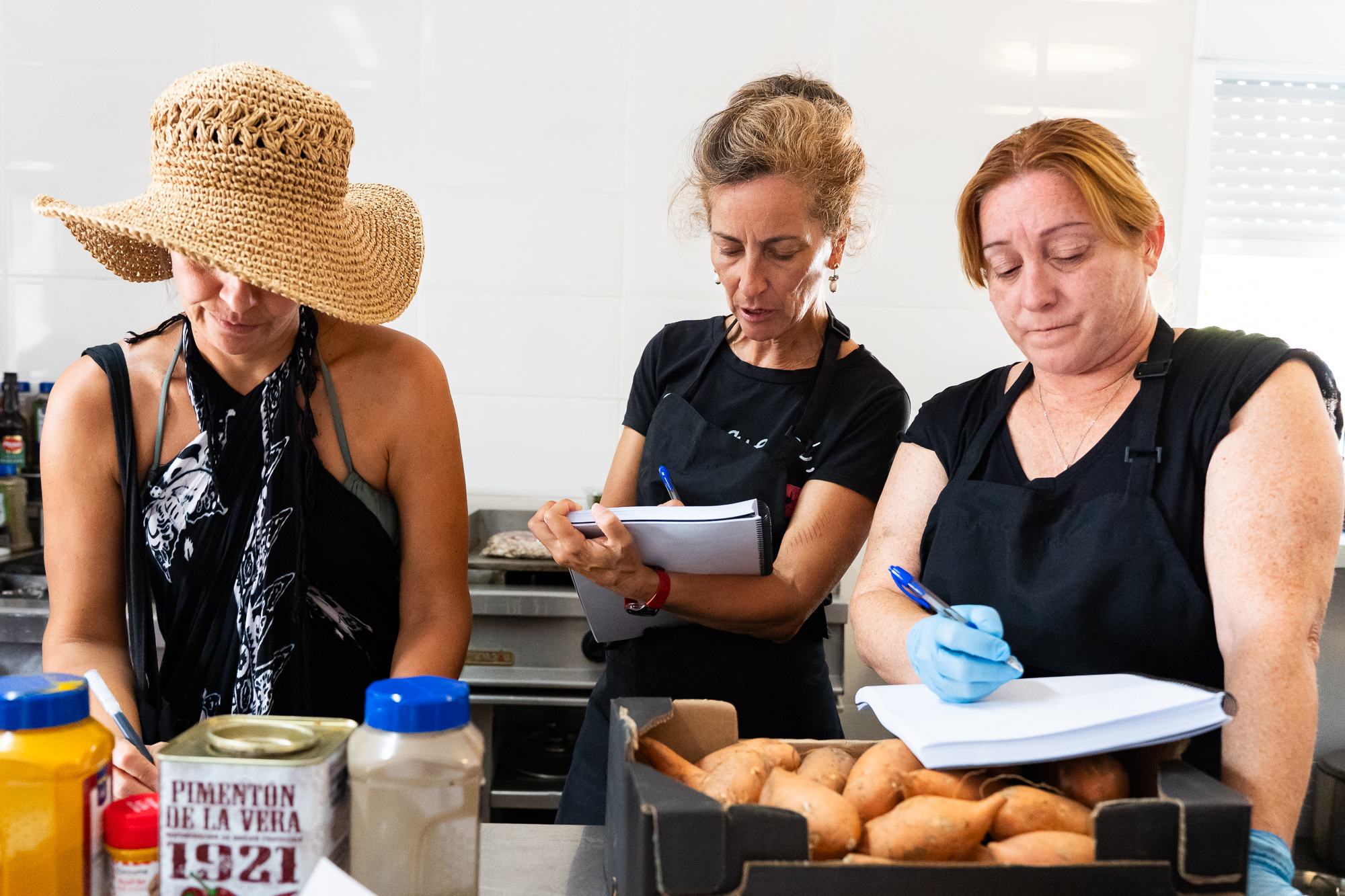 Participantes tomando notas durante un taller de cocina
