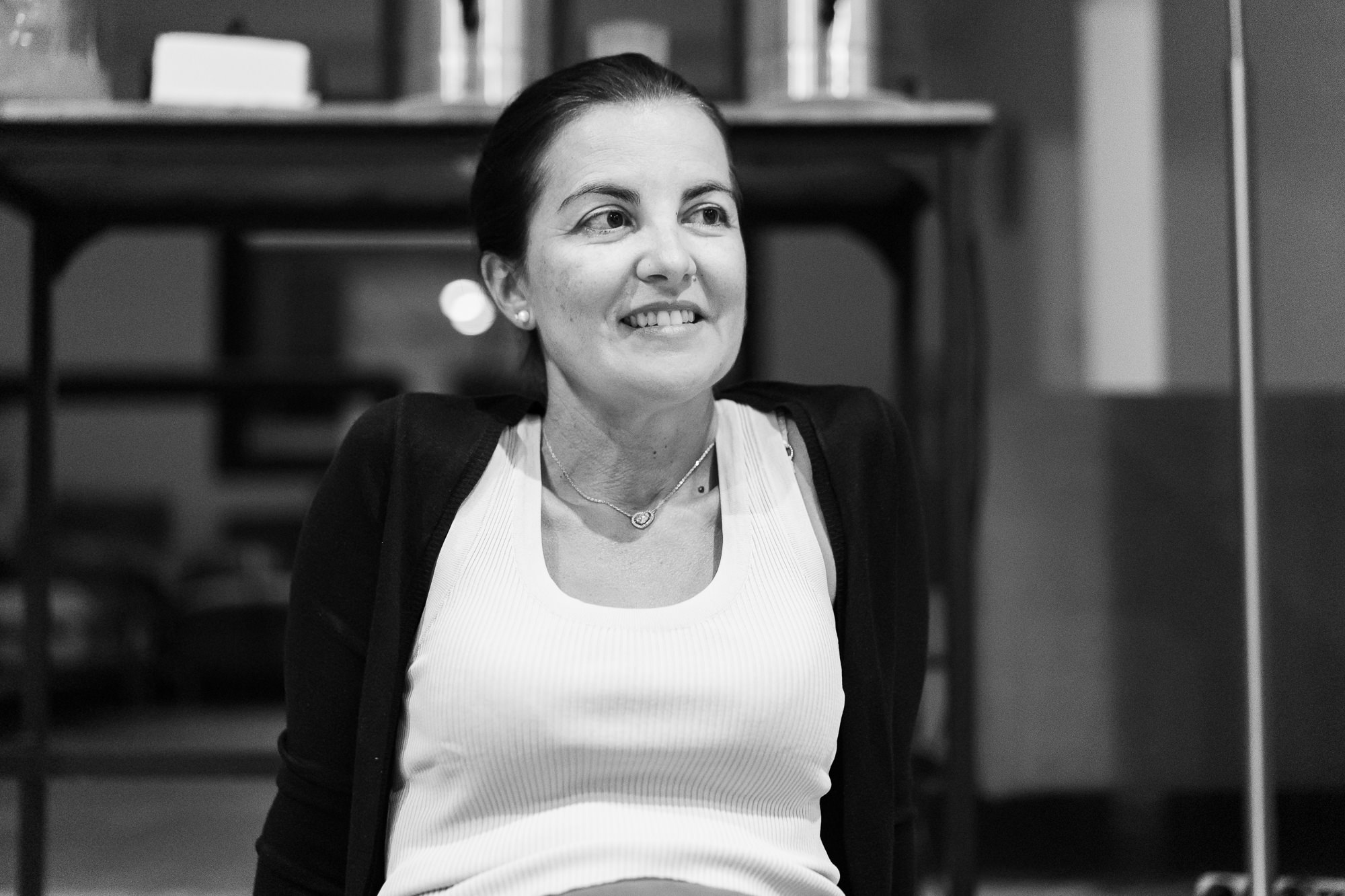 Gema sonriendo durante una conversación en el retiro
